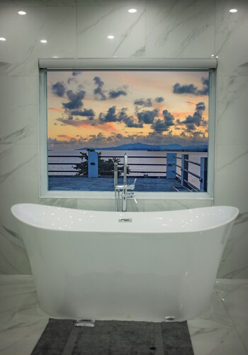 Salt Water Private Pool House W/ Ocean View, WiFi, Air Cond, Generator, Solar E.