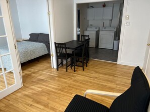 2 habitaciones, escritorio, tabla de planchar con plancha y wifi