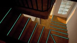 A wooden staircase with green underglow lighting. - Quiet & comfortable, 3/2, 5 beds free parking, sleep 9 (Ceiba)