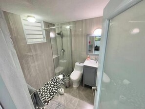Bathroom - Quiet & comfortable, 3/2, 5 beds free parking, sleep 9 (Ceiba)
