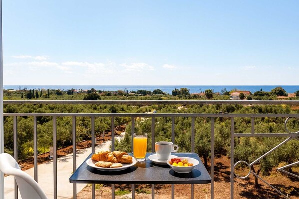 Private Balcony with Outdoor Dining and Scenic Views – A relaxing spot to enjoy breakfast or evening drinks with a view of the countryside.