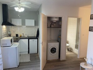 Mikrobølgeovn, kokeplater, oppvaskmaskin og kaffetrakter/tekoker