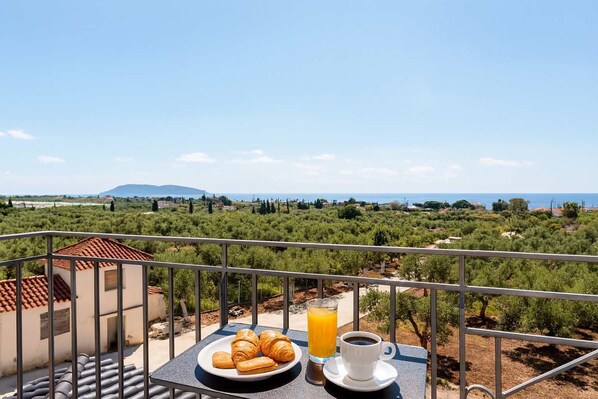 Outdoor dining - Serenity and Views - Beachside Escape (Agia Kiriaki)