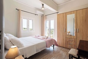 2 chambres, bureau, fer et planche à repasser, lit parapluie