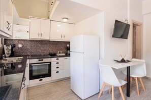 Kylskåp, ugn, spishäll och kaffe- och tebryggare