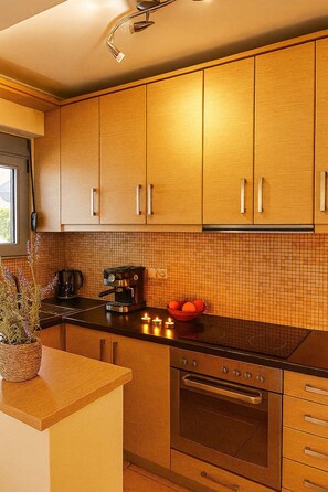 Kühlschrank, Ofen, Herdplatte, Wasserkocher mit Kaffee-/Teezubehör