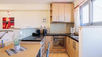 Fridge, oven, stovetop, coffee/tea maker
