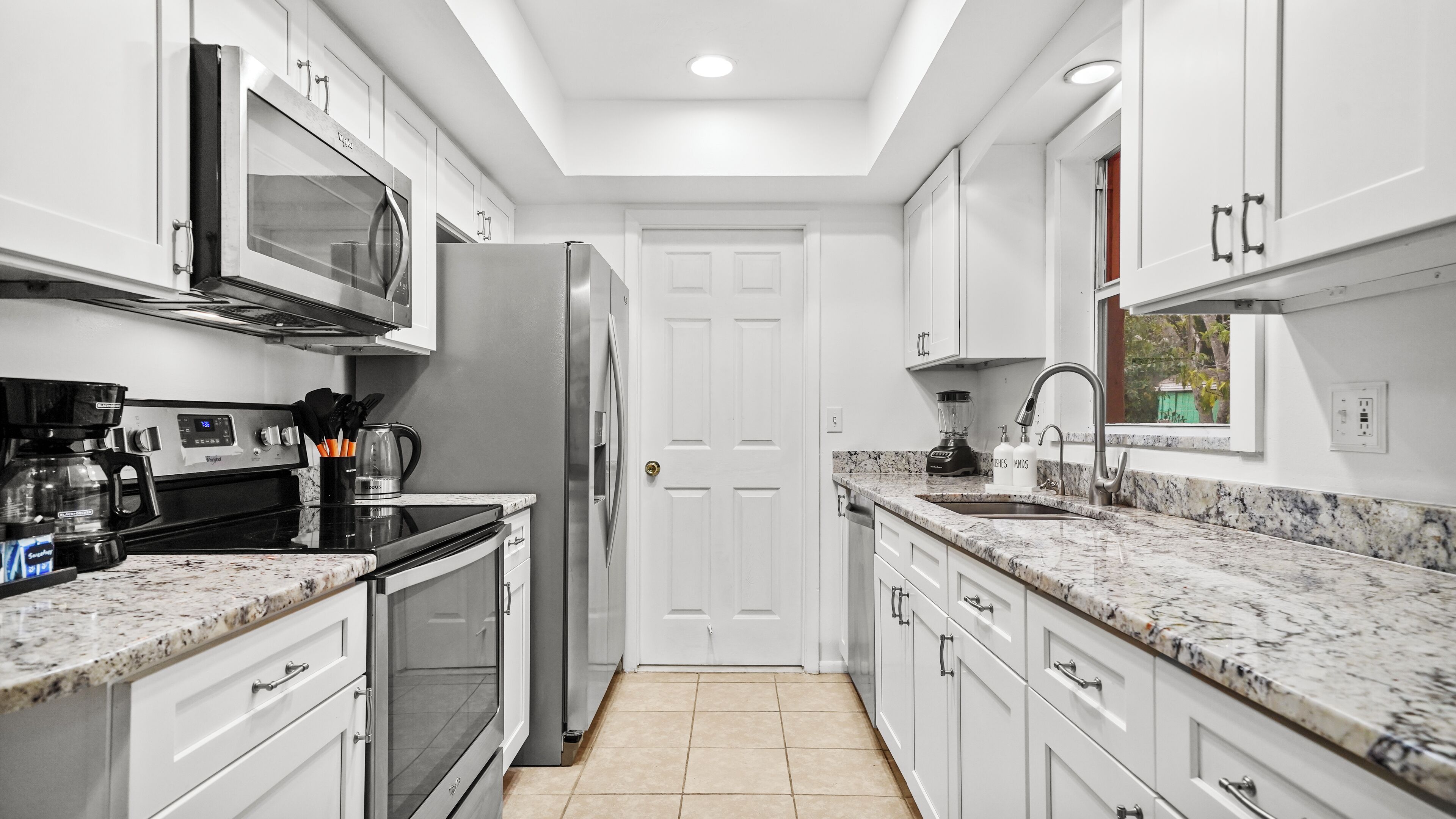 冰箱、微波炉、烤箱、炉灶