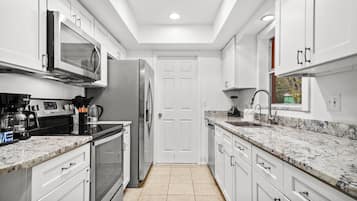 冰箱、微波炉、烤箱、炉灶