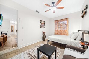 3 عدّة غرف نوم ومكواة/لوح كي وسرير سفر وواي فاي مجانًا