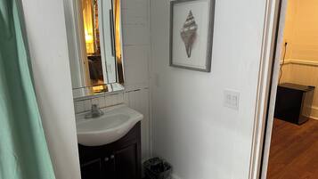 Dusche, Haartrockner, Seife, Shampoo