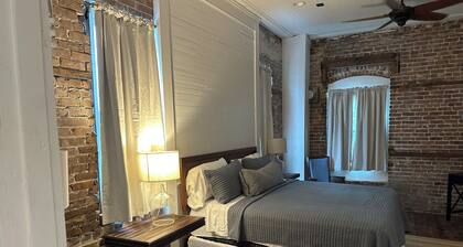 Charming pet-friendly suite in the heart of historic downtown Apalachicola