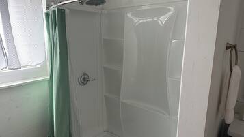 Doccia, asciugacapelli, sapone, shampoo