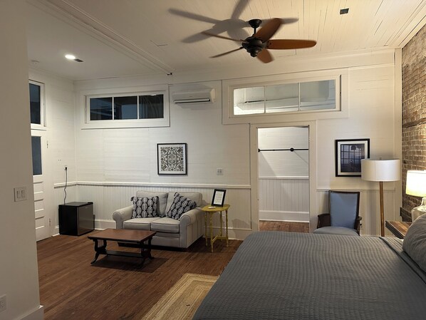 1 bedroom, WiFi, bed sheets - Charming pet-friendly suite in the heart of historic downtown Apalachicola (Apalachicola)