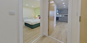 2 habitaciones, tabla de planchar con plancha, wifi y ropa de cama 