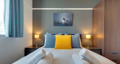 Stylish and Modern Flat with Free Parking | Pass the Keys