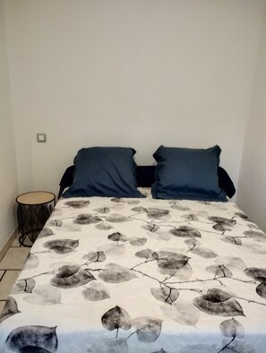1 bedroom, desk, iron/ironing board, travel crib - APARTMENT 10 MINUTES FROM THE SEA (Pia)