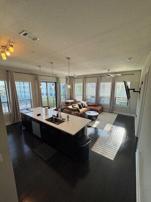 Interior - Central 2BR/2BA - View & Gym Luxury (Houston)