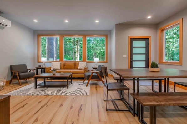 Chalet, 3 Bedrooms, Smoking, Hot Tub | Dining