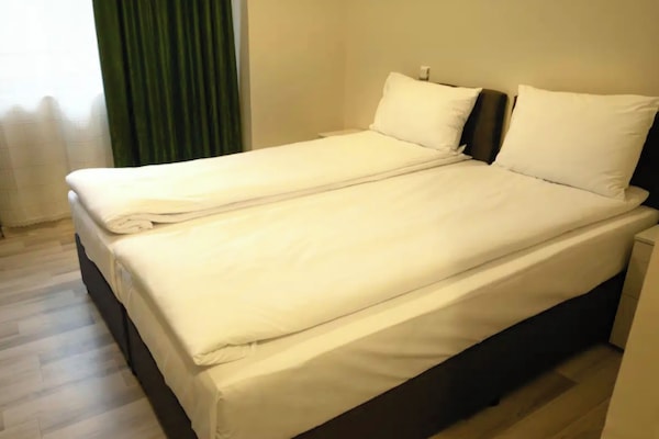 Economy Double or Twin Room, Balcony | Seterika/papan seterika, Wi-fi percuma