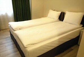 Habitación económica con 1 cama doble o 2 individuales, balcón | Tabla de planchar con plancha y wifi gratis