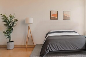 3 habitaciones, tabla de planchar con plancha, wifi y ropa de cama