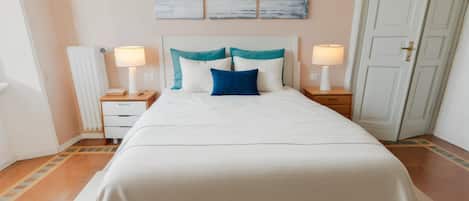 3 habitaciones, tabla de planchar con plancha, wifi y ropa de cama