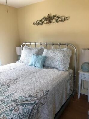 4 bedrooms, iron/ironing board, Internet, bed sheets