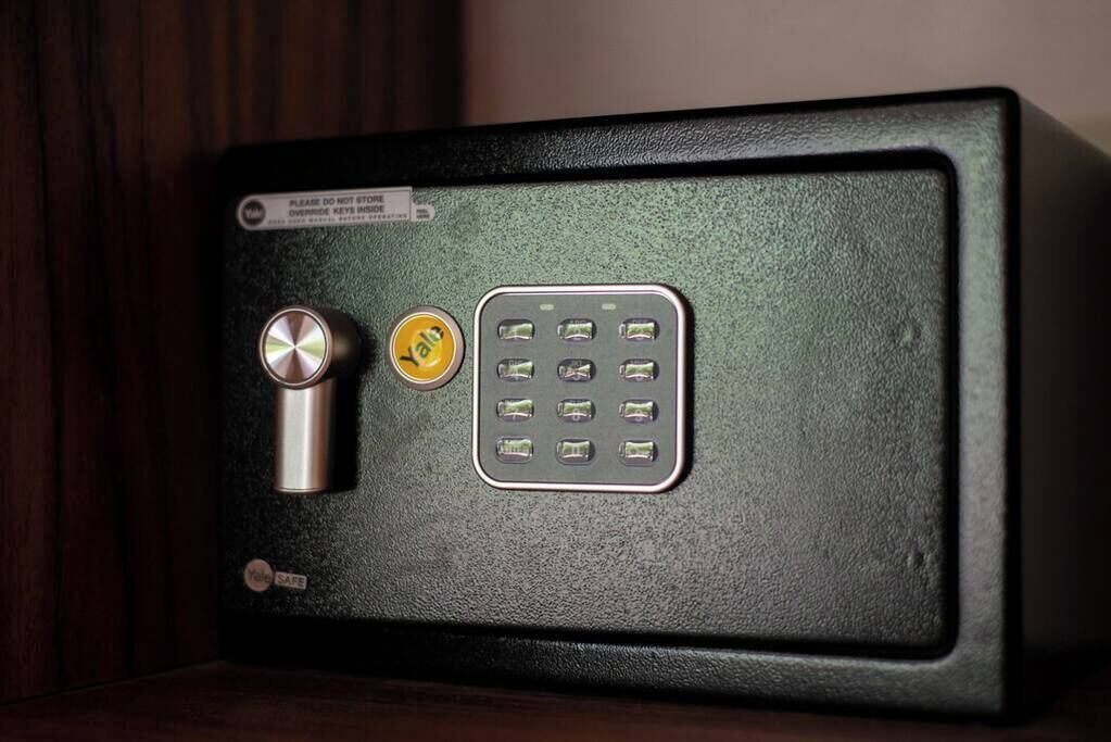 Una caja fuerte con un dial de combinación y un teclado numérico.
