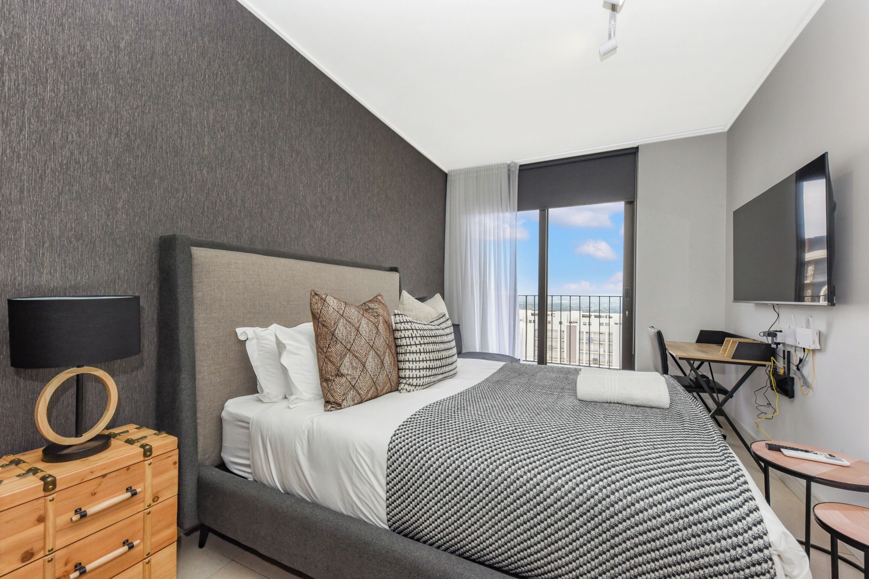 Een kluis op de kamer, een bureau, een strijkplank/strijkijzer, internet