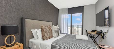 Een kluis op de kamer, een bureau, een strijkplank/strijkijzer, internet