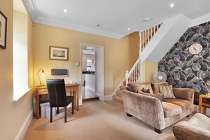 Smart TV, fireplace, DVD player, books - Oak Cottage - North East Escapes (Lesbury)