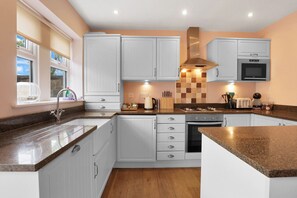 Kühlschrank, Mikrowelle, Ofen, Geschirrspüler