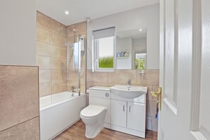 Sèche-cheveux, serviettes fournies