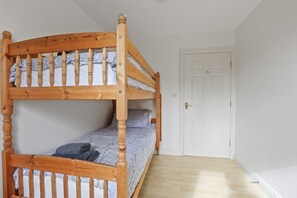 3 bedrooms, iron/ironing board, travel cot, free WiFi - Mary Rose - North East Escapes (Warkworth)