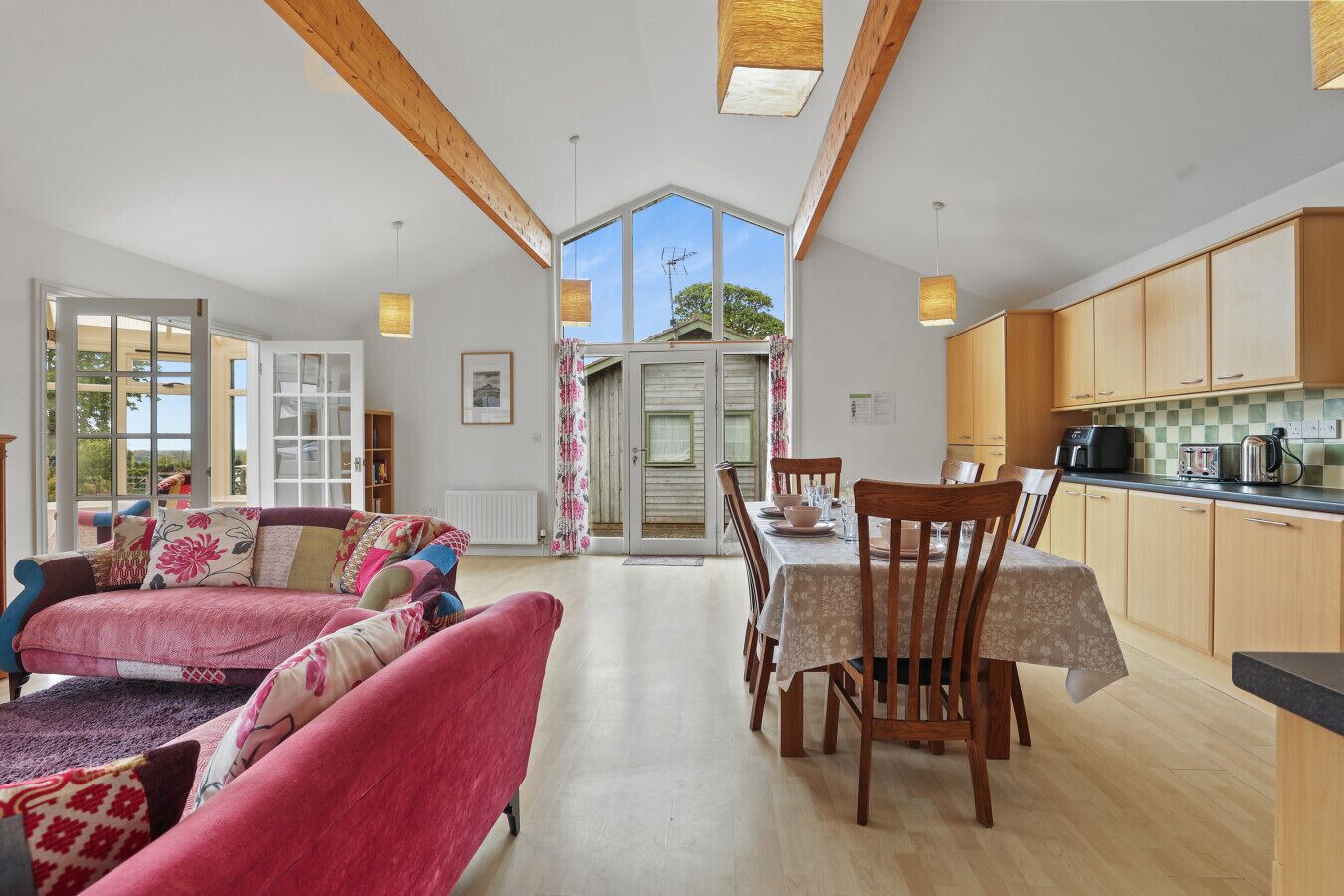 TV connectée, lecteur de DVD, livres