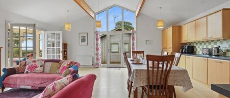 TV connectée, lecteur de DVD, livres