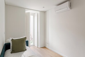 2 bedrooms, iron/ironing board, Internet, bed sheets - Modern Hideaway in the Heart of Lisbon (Lisbon)