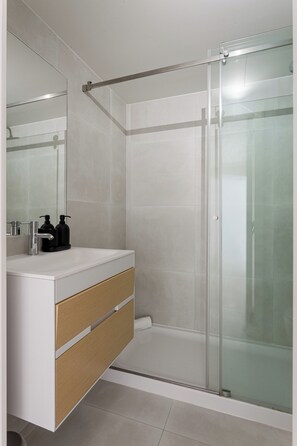 Hair dryer, towels - Modern Hideaway in the Heart of Lisbon (Lisbon)