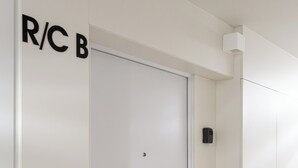 Une porte blanche avec une serrure et un petit appareil électronique placé au-dessus.