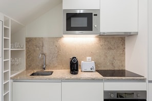 Réfrigérateur, micro-ondes, four, plaque de cuisson