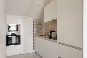 Fridge, microwave, oven, stovetop - Modern 2-Bed Apartment near Belém with AC (Lisbon)