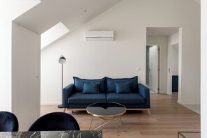TV - Modern 2-Bed Apartment near Belém with AC (Lisbon)