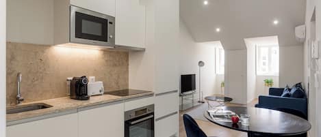 Frigorifero, microonde, forno, piano cottura