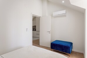 2 bedrooms, desk, iron/ironing board, WiFi