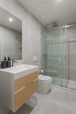 Hair dryer, towels - Bright Urban Haven with Chic Decor (Lisbon)