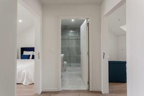 2 bedrooms, desk, iron/ironing board, WiFi