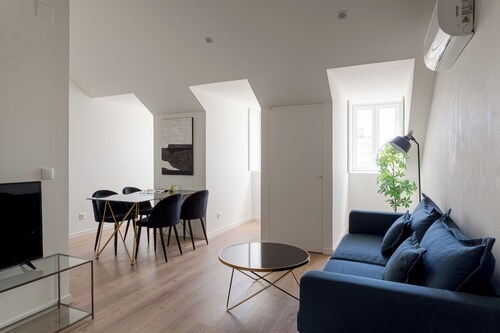 Modern 2-Bed Apartment near Belém with AC