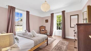 2 bedrooms, desk, iron/ironing board, WiFi