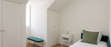 2 habitaciones, escritorio, tabla de planchar con plancha y wifi